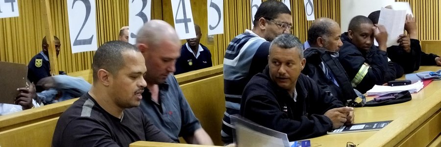 Van die beskuldigdes in die Rampokkery-perlemoensaak Dinsdag in die Wes-Kaapse Hooggeregshof. Vlnr: Frankie Barends, Chris Crous, Donovan Dickson, Jody Behr, Daniel Oktober, Kerneels Chaka, Koppe Jacobs en Fred Matthews.